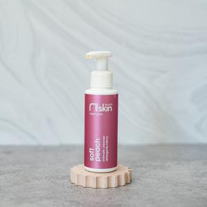 Soft Peach este un gel intim delicat cu mușețel, gălbenele, inulină și proteine din orez pentru igiena zilnică, 100 ml.