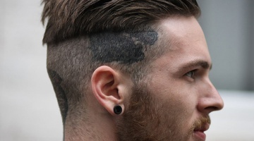 Попробуйте простую прическу с гелем.