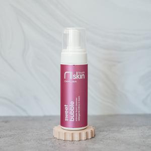 Sweet Bubble este o spumă intimă preparată din gălbenele, mușețel, ulei de cânepă și inulină, pH 4,5, 150 ml.